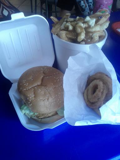 Une poutine Jumbo + Une nonion ring + un burger au poulet (mayo salade) de chez Morasse Poutine!!!