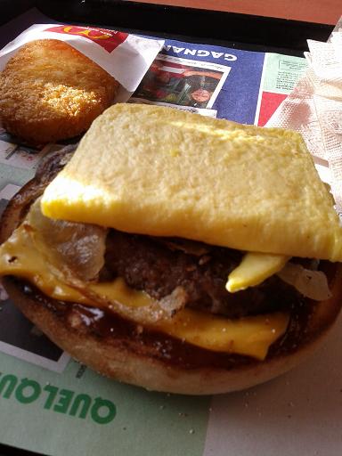 Oeuf? Check! Oignons? Check! Steakette? Check! Frômâge? Check! Sauce? MÉGA-Check!