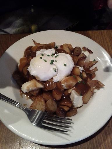 Patates rissolées + soûcisses déjeuner + bacon + fromâge en grains + un oeuf poché + sauce brune = POUTINE DÉJEUNER!!!
