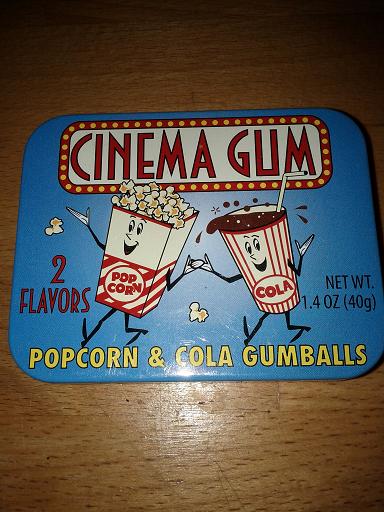 Un popcorn et une liqueur, main dans la main...  mignon! 