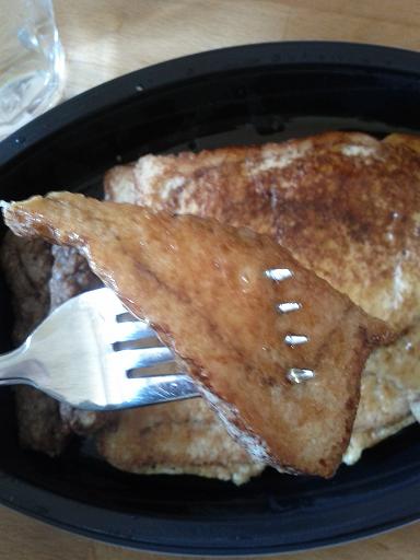 Ouvre la bouche! Le p'tit avion va rentrer dans le hangar.. brwooooooom! 