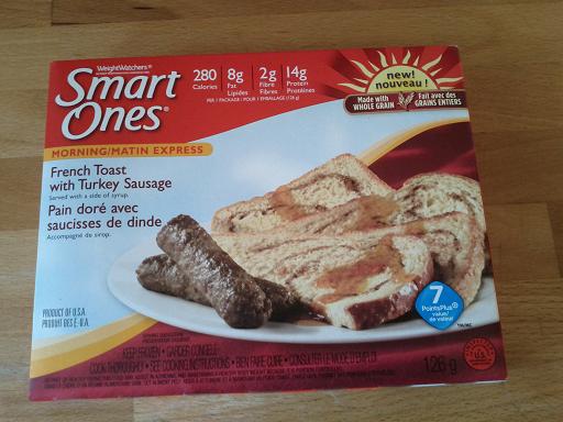 2 tranches de pain doré + deux soucisse brunes à la dinde et... du sirop!