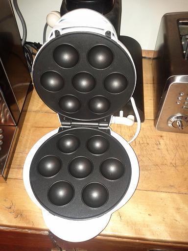 Une machine à boules de type four à panini. (Qui est maintenant disponible dans la plupart des grands magasins)