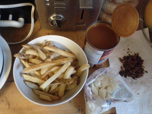 Des frites congelées précuites + de la sauce + du fromage (et du bacon pour les amateurs de poutine au bacon, du bacon en miettes.)
