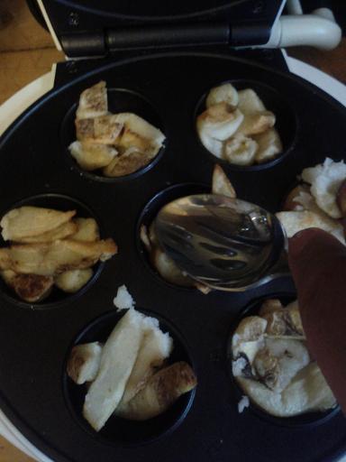 On dépose un premier étage de frites