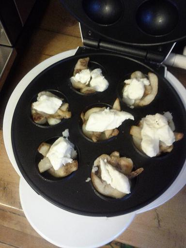 On dépose du fromage en grains sur les frites