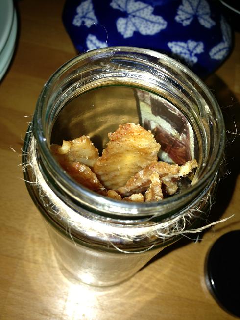 Ouuuuuuu! Elle a enlevé son top! HA! Food porn... top... la pognes tu?