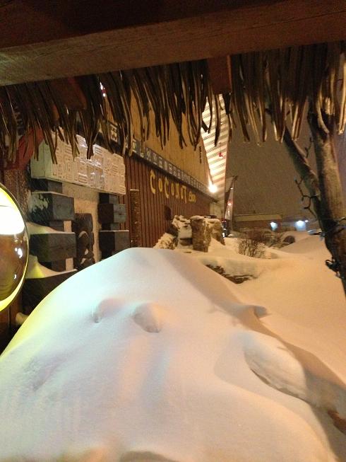 Le mélange toit de paille et neige, est tout simplement magnifique!