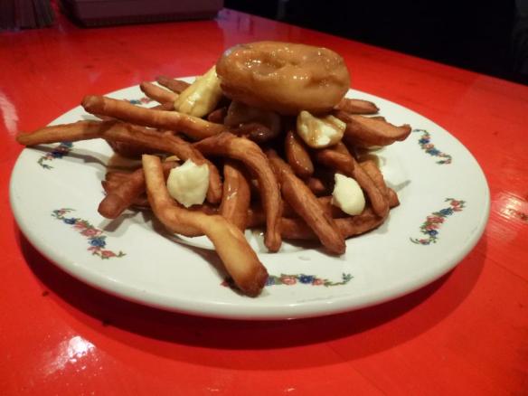 Poutine au beigne avec une sauce brune à la graisse de canard et ce, pour un maigre 10$