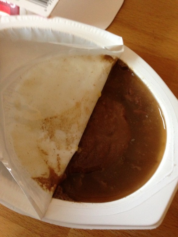 On soulève un bout du plastique et on pop ça dans le micro-ondes!