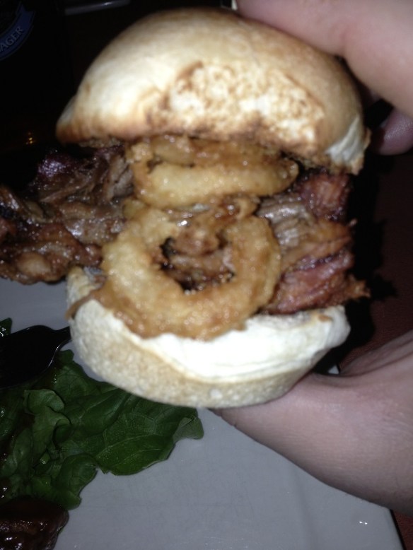 -Des mini-burgers au "pulled pork" avec des nionione rings dedans! Vraiment délicieux!