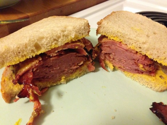 Pis là tu sacres ça avec d'la moutarde baseball entre deux tranches de pain de seigle (que tu vas sacrer aux vidanges après, parce que à part avec du smoked meat c'est pas mangeable du maudit pain de seigle!)