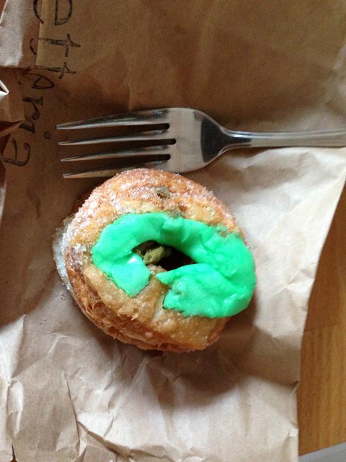 Regardez par rapport à ma fourchette : mi-nus-cu-le!