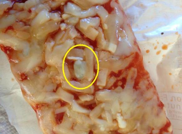 Le formaggi a un drôle de teint verdâtre à certains endroits... Louche! 