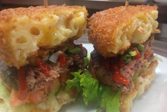 Le Mac Attack Burger - Dont le pain est constitué de galettes de Kraft Dinner! 