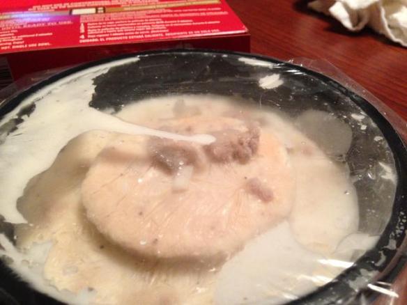 On retire de la boîte de carton et on fait une fente dans la pellicule de plastique!