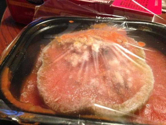 Tu sors la barquette de la boîte de carton!