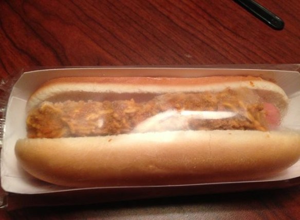 Le hot dog encore emballé, qu'on doit ouvrir à une extrémité pour faire sortir la vapeur.