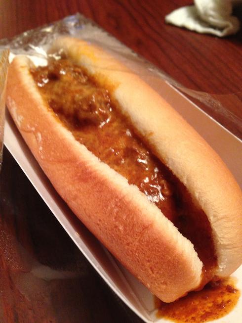 Le hot dog prêt à manger... Avec une p'tite coulisse de Michigan su'l bord du pain!