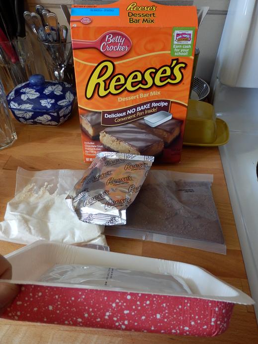 Un sachet de pourdre brune + un sachet de pourdre blanche + un sachet de fudge + un sachet de beurre de peanuts (dans la barquette) + ladite barquette! 