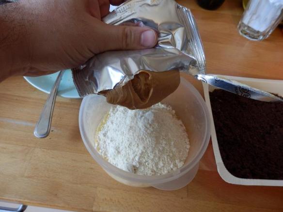 Tu mélanges le beurre de peanuts à la poudre blanche et un peu d'eau! 