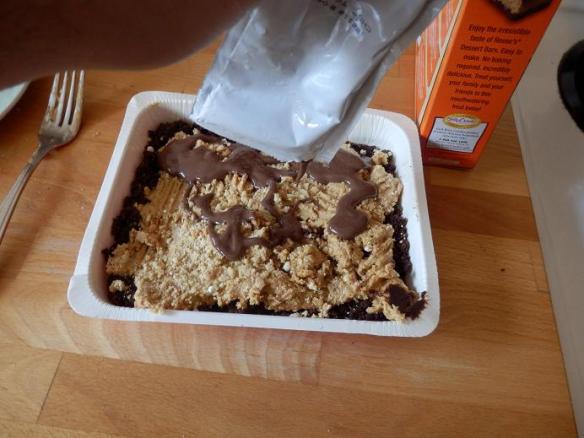 Tu sacres le fudge sur le mélange de pourdre blanche et de beurre de peanuts! 