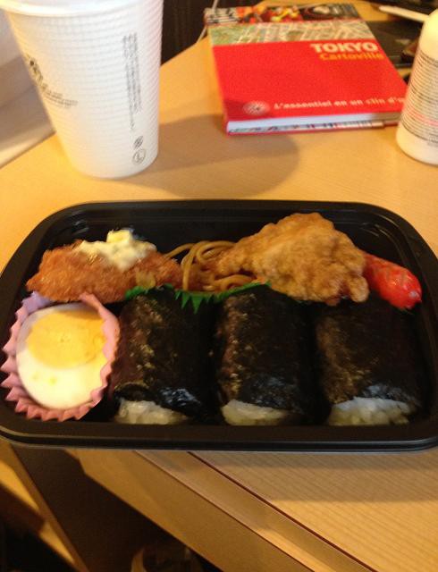 C'est parmi les meilleurs sushis que j'ai mangés de ma vie et je les ai pris au dépanneur en face de l'hôtel! 