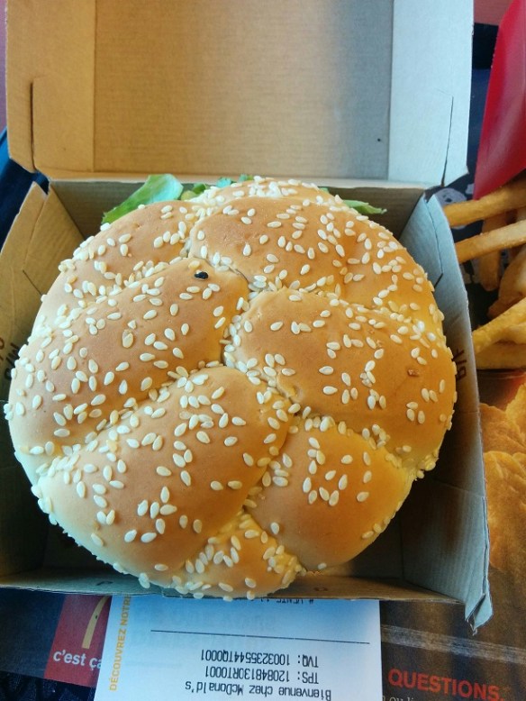 Ça ne sert à rien que je vous montre la boîte : ils ont sacré ça dans une boîte à Angus normale... 