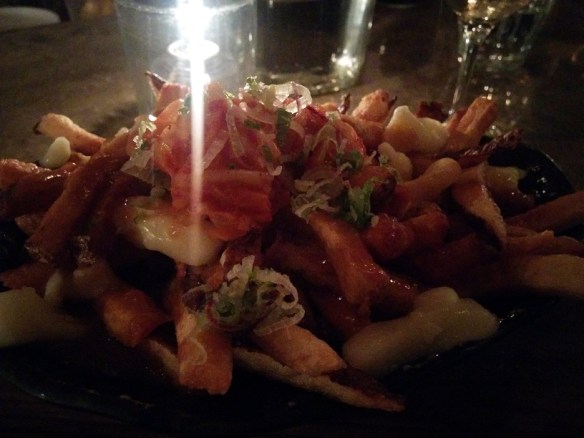 La photo suck un peu, mais on était au bar, il faisait noir et l'endroit est un peu euuuhhh... Relevé? Bref je ne me suis pas repris 5 fois pour réussir ma photo... 